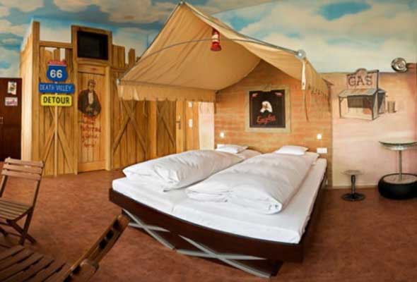 kamar tidur dengan nuasa gurun