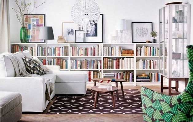 ruang keluarga dengan sudut baca